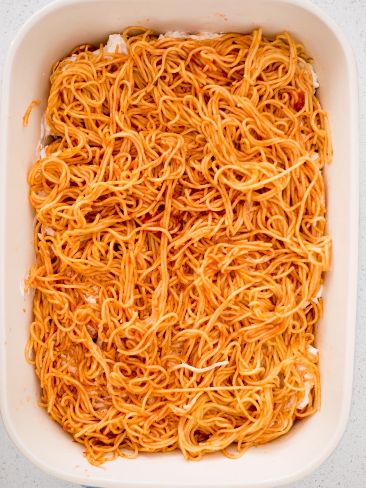 La Migliore Ricetta di Spaghetti al Forno (Facile) 11 Secondo strato di spaghetti sopra la miscela di formaggio cremoso, a completare gli strati di pasta