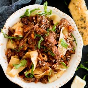 Ragù di Manzo a Lunga Cottura 11 ragù di manzo su pasta guarnito con basilico e parmigiano