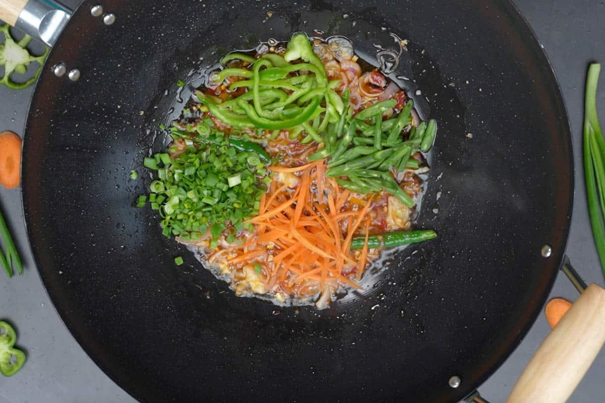 Noodles al Peperoncino e Aglio 11 Carote, fagiolini, peperoni e parte verde del cipollotto aggiunti al wok.
