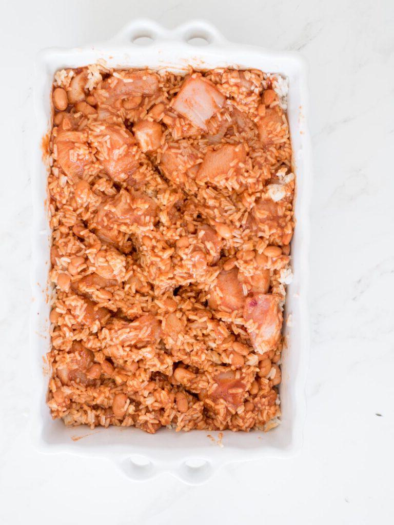 salsa enchilada mescolata nella miscela di pollo, riso e fagioli