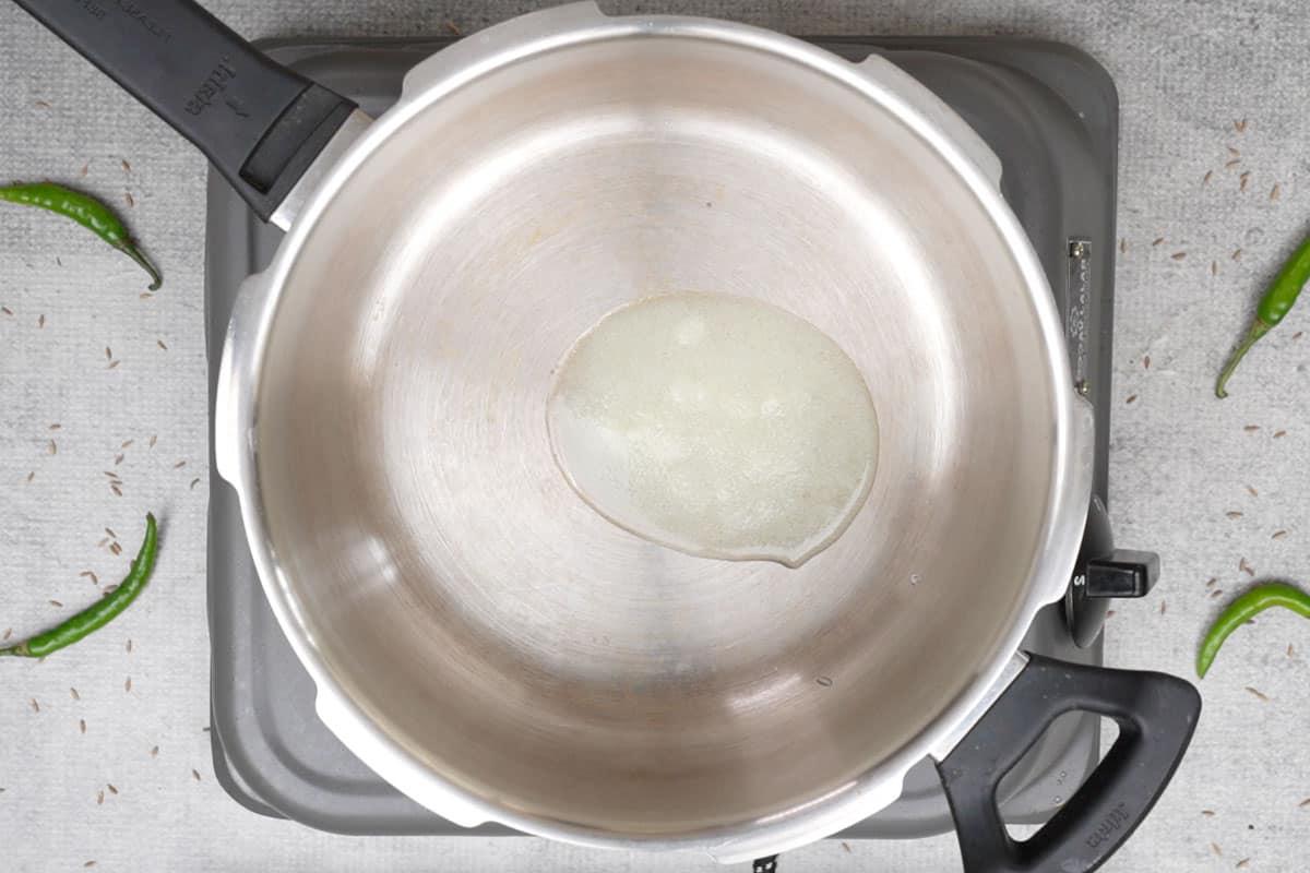 Khichdi di Miglio Perlato 11 Ghee che si riscalda in una pentola.