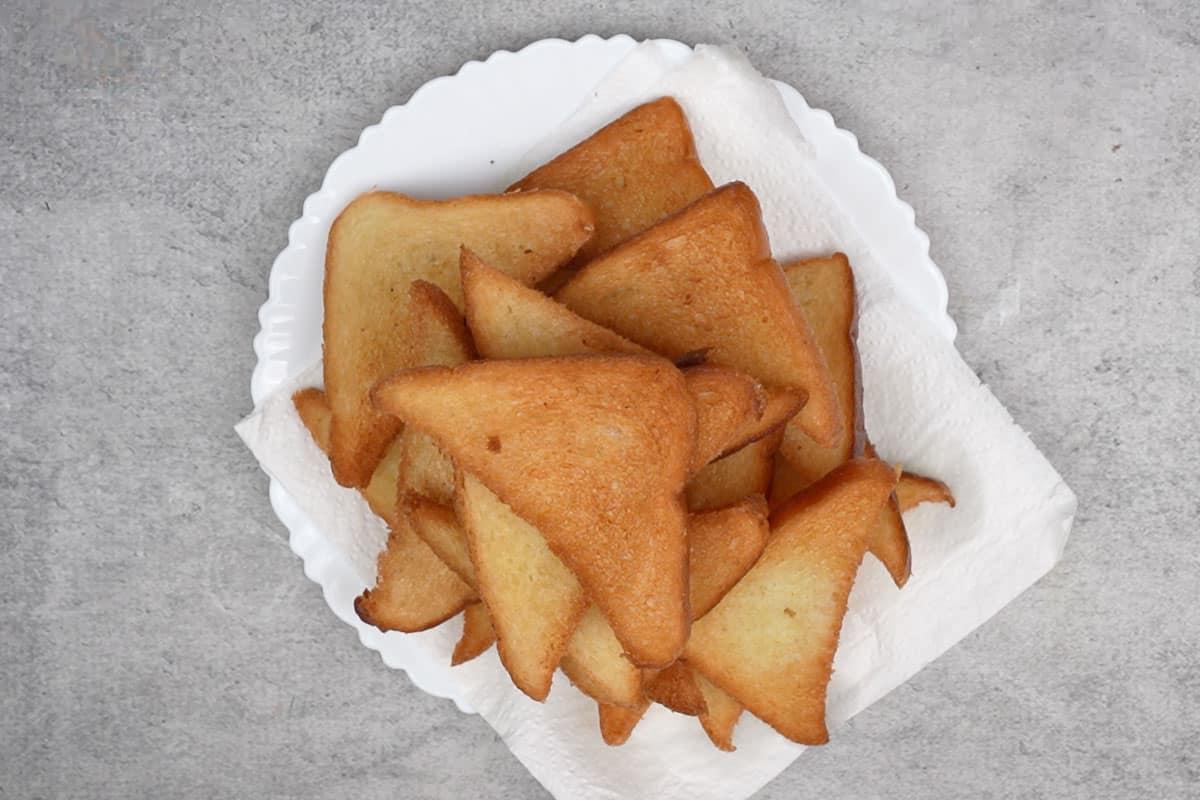 Dolce di pane 11 Fette di pane fritte su un piatto.