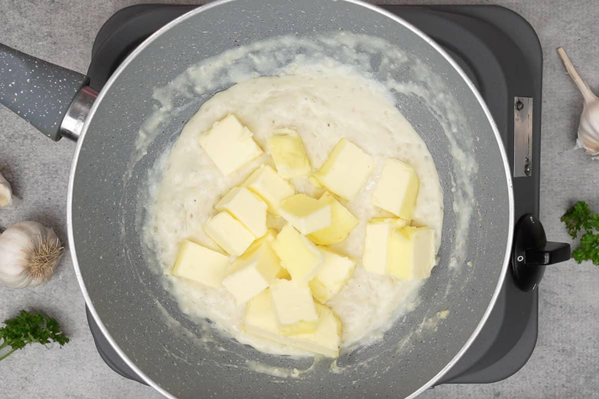 Salsa al Limone, Aglio e Burro 11 Burro rimanente aggiunto alla padella.
