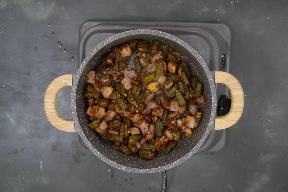Gombo croccante alla farina di ceci 11 Besan Bhindi pronta.