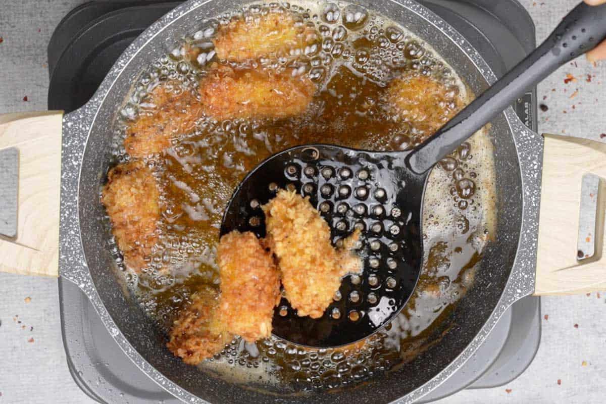Bastoncini di pesce fatti in casa croccanti e pronti.