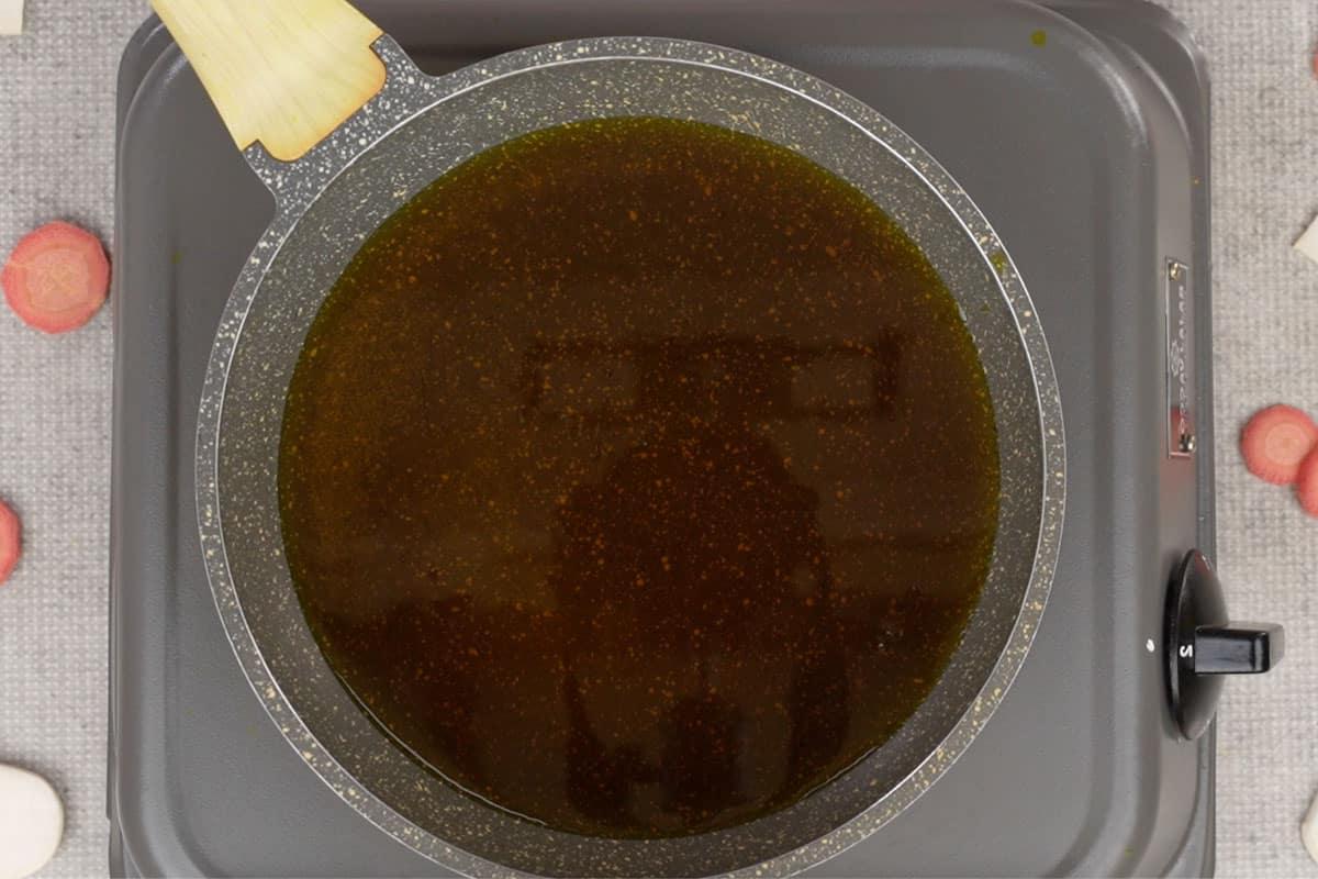 Olio di senape che si scalda in una padella.