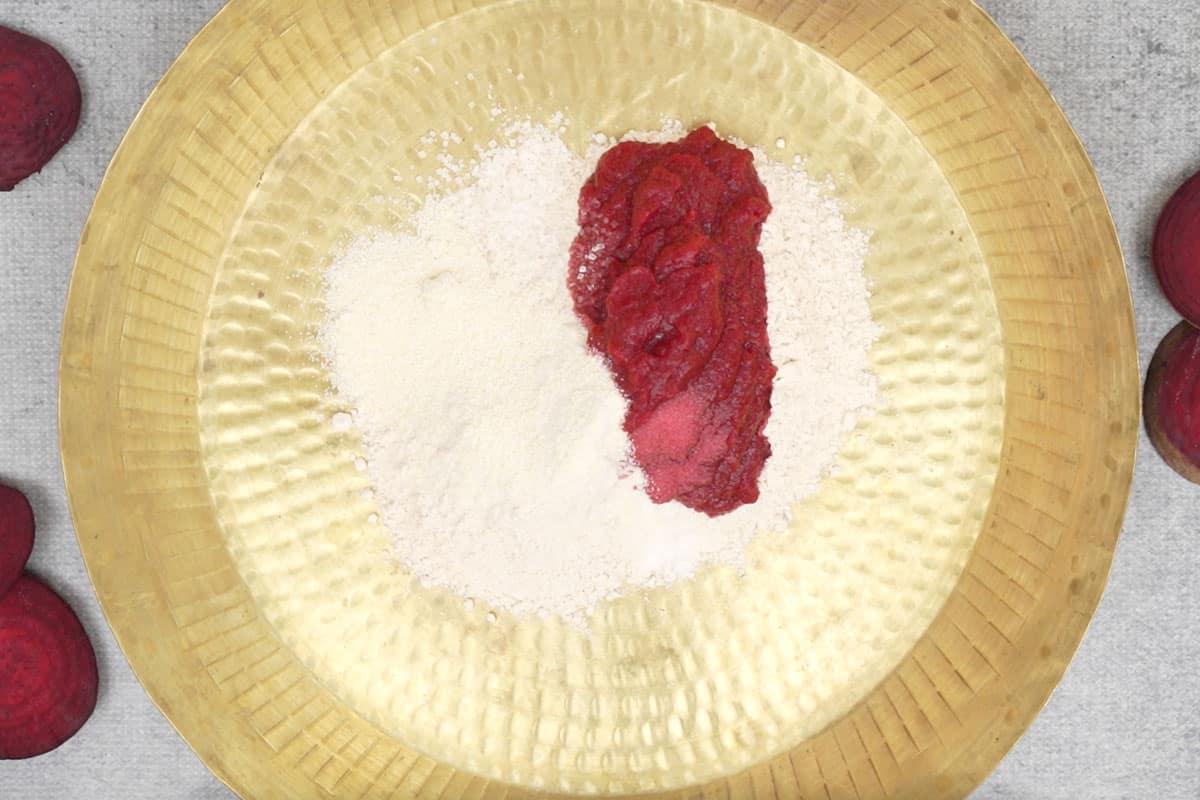Poori alla Barbabietola 11 Farina, purè di barbabietola, semolino, sale e zucchero aggiunti a una grande ciotola.