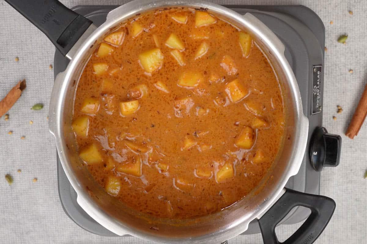 Acqua aggiunta alla pentola a pressione e mescolata bene.