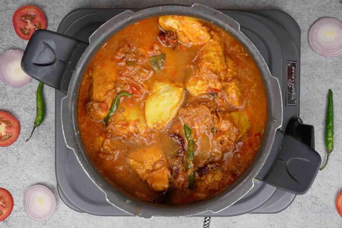 Curry di Pollo Disossato (Stile Indiano Settentrionale) 12 Acqua aggiunta al curry.