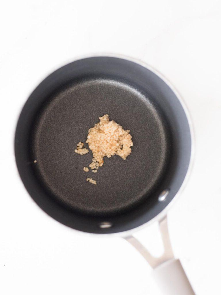 Polpette di pollo caramellate 11 Aglio in un pentolino