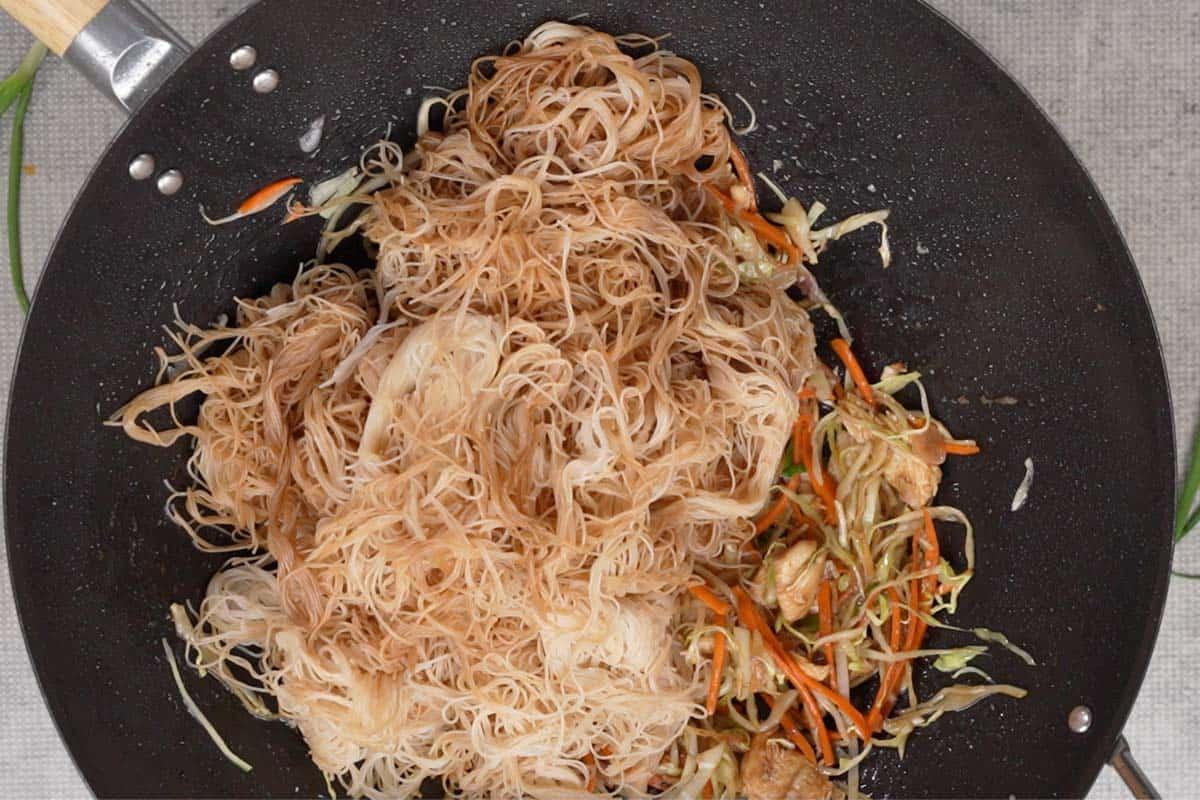 Pollo Mei Fun 11 Noodles cotti aggiunti al wok.