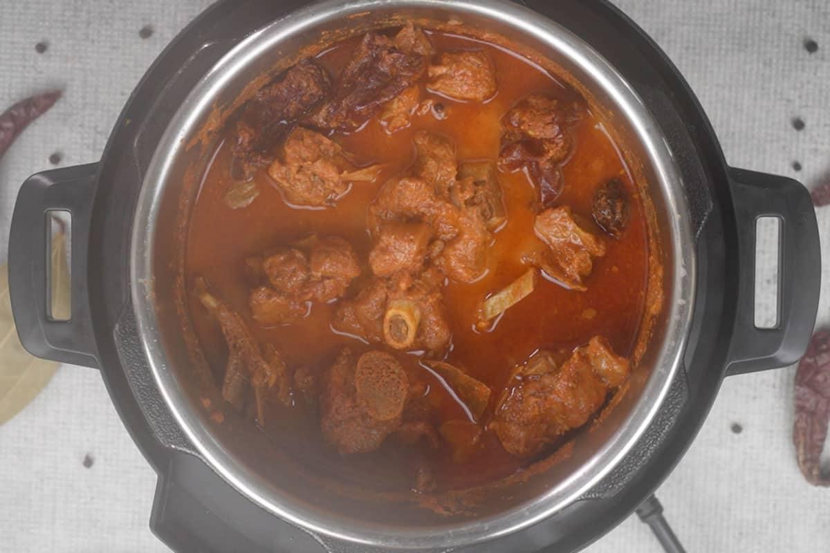 Rogan Josh di Montone 11 Rogan Josh di montone cotto nella Instant Pot, pronto per essere servito.