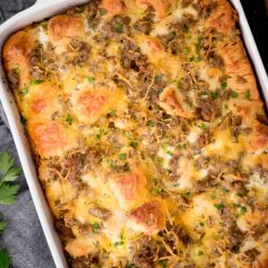 Pasticcio di Colazione con Focaccine 12 Casseruola di biscotti per la colazione cotta e dorata