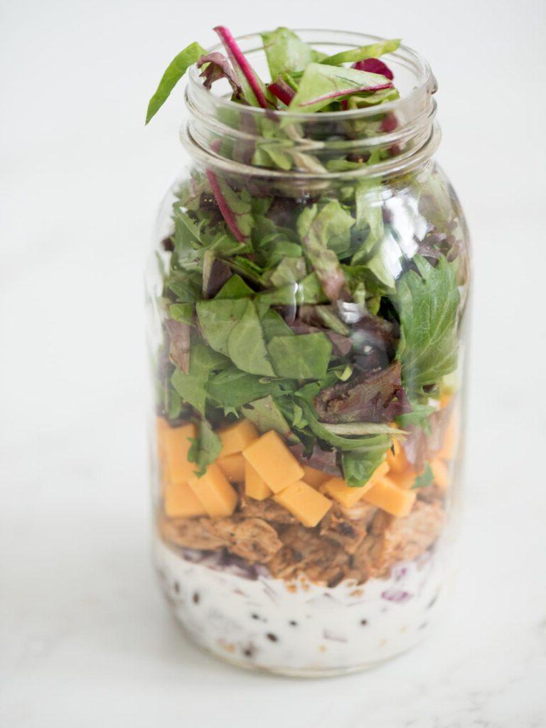 Insalata Mason Jar con pollo BBQ senza coperchio