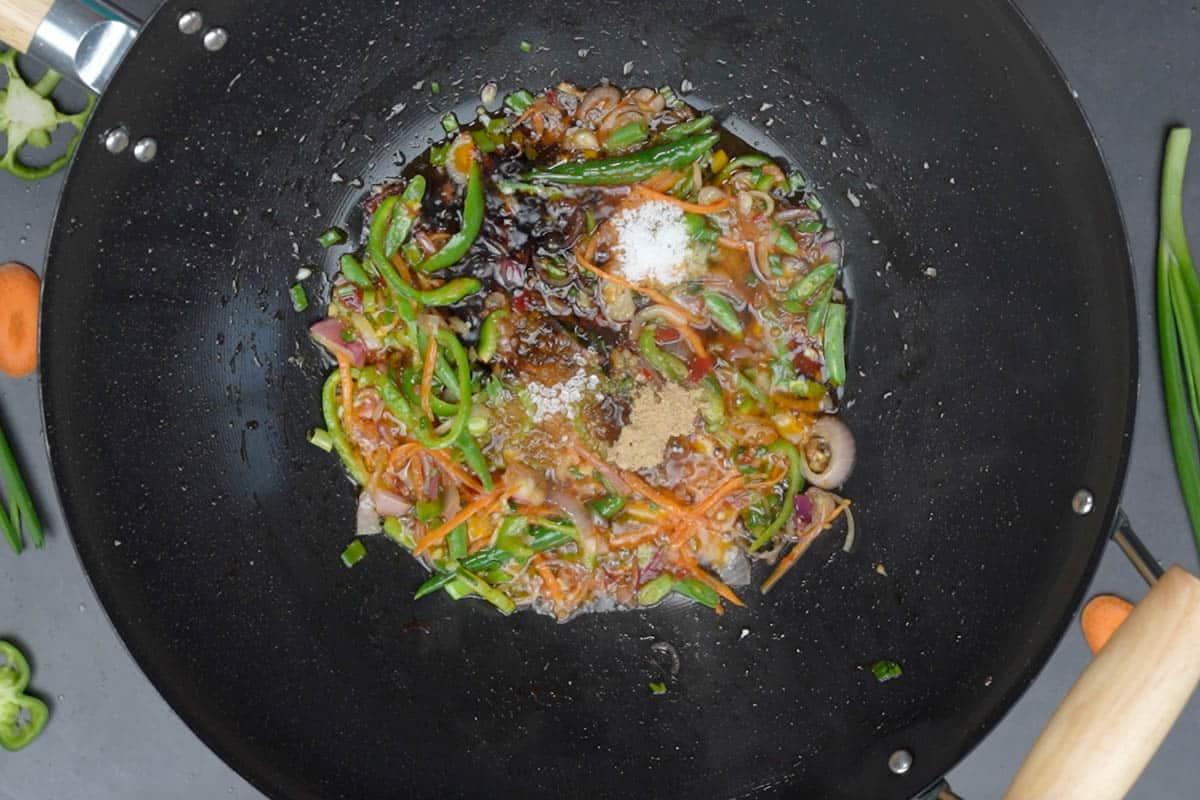 Noodles al Peperoncino e Aglio 12 Salsa di soia, aceto, sale, zucchero e pepe in polvere aggiunti al wok.