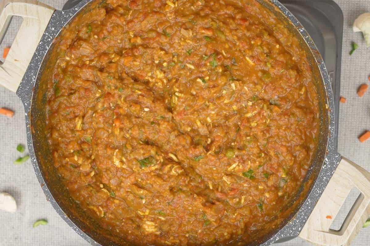 Pav Bhaji pronto per essere servito, con il pane tostato e gli accompagnamenti.