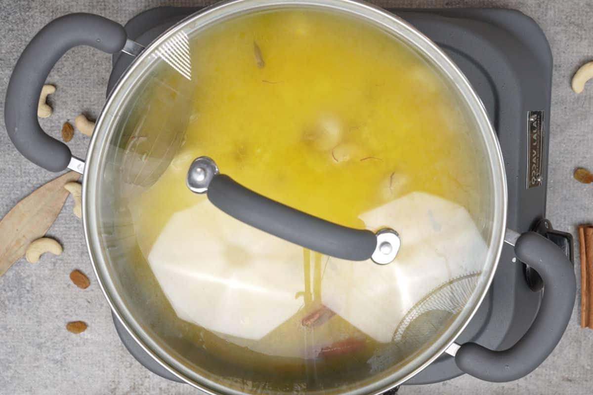 Padella coperta con un coperchio.