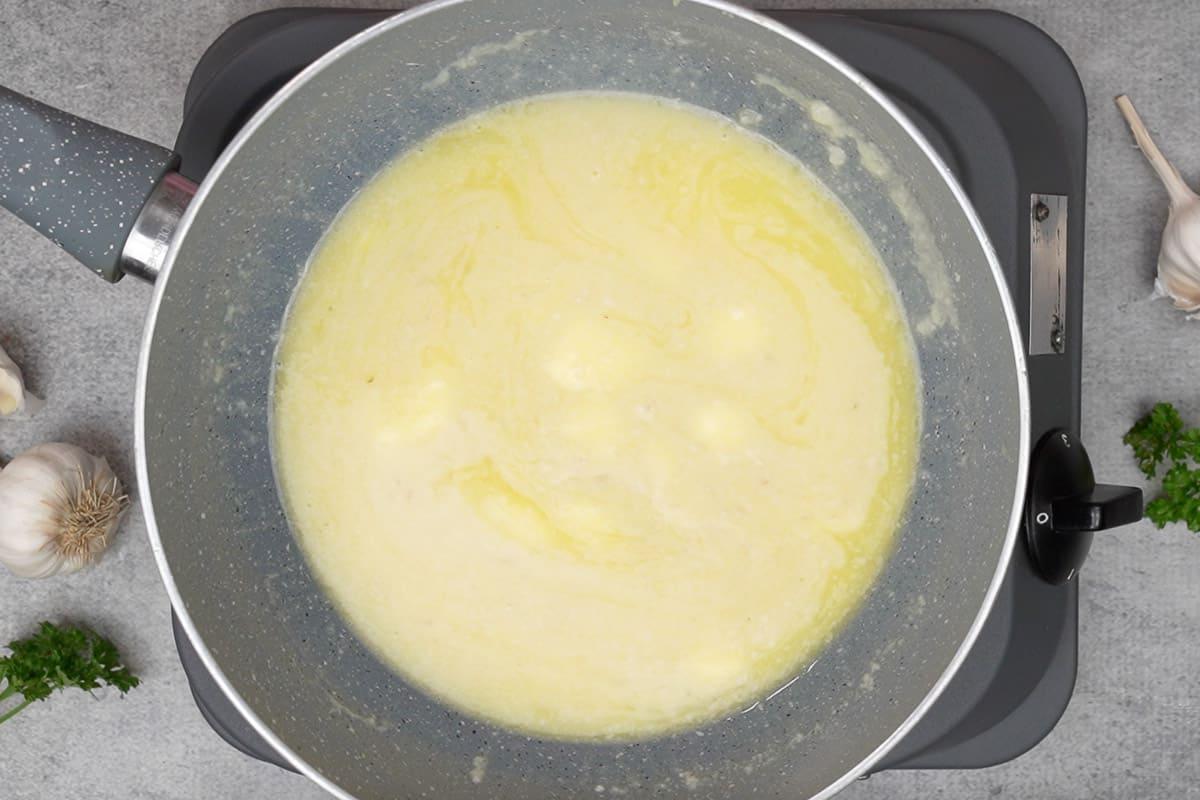 Salsa al Limone, Aglio e Burro 12 Succo di limone aggiunto alla padella.