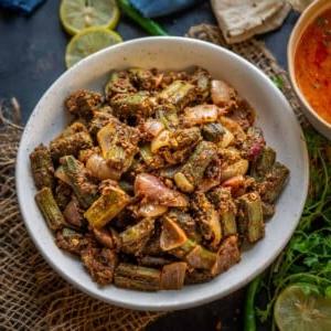 Gombo croccante alla farina di ceci 12 La Rajasthani Besan Bhindi è un contorno secco a base di okra cucinato con farina di ceci e spezie. Questa bhindi besan wali del Nord dell'India è facile da preparare e deliziosa. Ecco come farla.