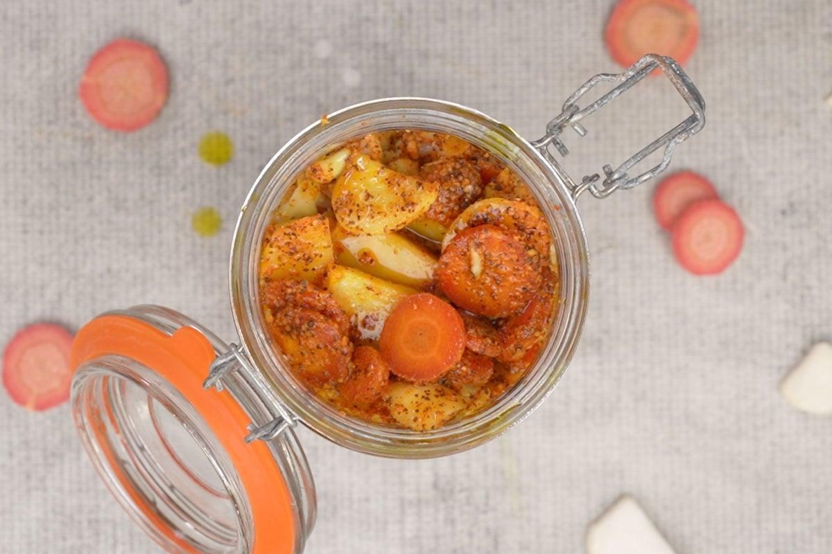 Olio versato sopra il gajar gobhi shalgam achar.