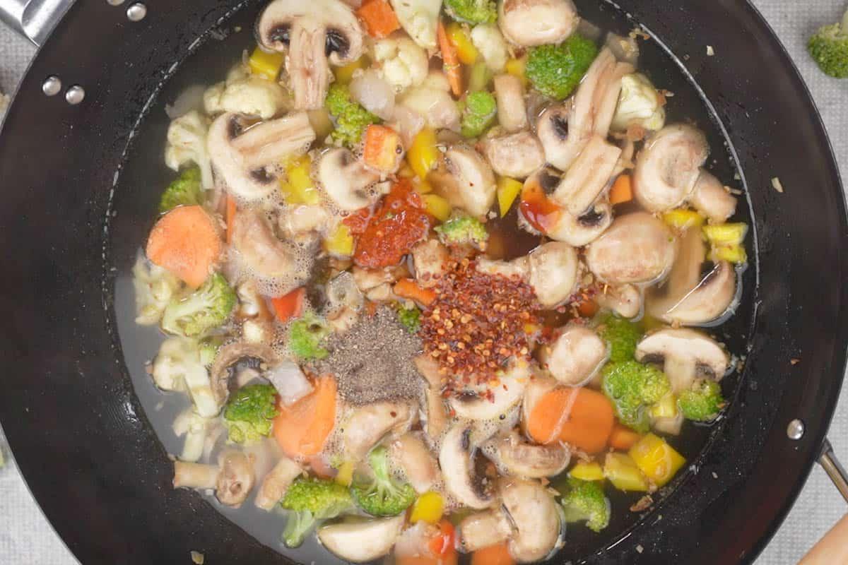 Salse, zucchero, sale e pepe aggiunti alla padella.