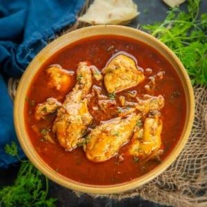 Curry di Pollo al Pomodoro (Tamatar Murgh) è un curry indiano a pentola unica cucinato con molti pomodori freschi e spezie delicate. Questa ricetta di curry facile si prepara in meno di 60 minuti e si abbina bene con il pane indiano o il riso al vapore (senza glutine).