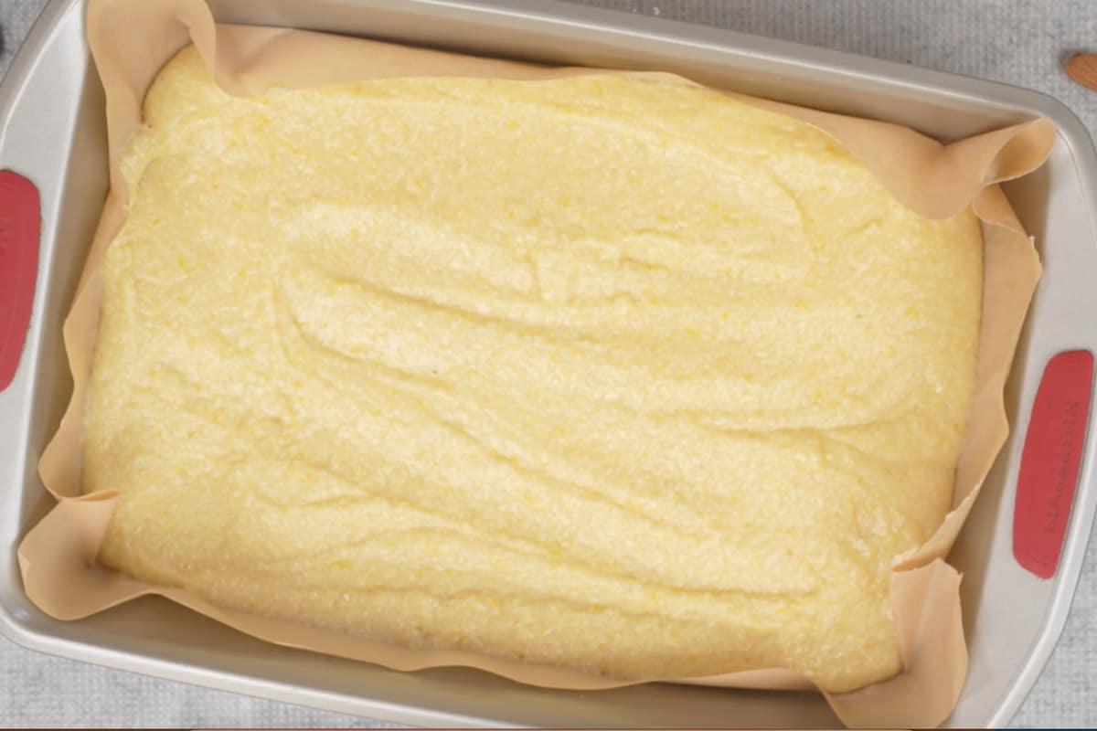 Basbousa (Torta Medio-Orientale di Semolino e Cocco) 12 Impasto versato nella teglia e steso uniformemente.