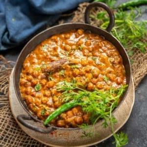 Curry di Ceci Neri 12 Kala Chana o Ceci Neri sono un'ottima fonte di proteine vegetariane. Possono essere cucinati in vari modi come chaat, curry o ghugni. Ecco come preparare il Curry di Ceci Neri.
