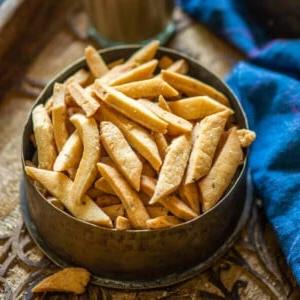 **Biscottini Salati Fritti** 12 Namak Para (Plural - Namak Pare) sono cracker indiani fritti in profondità a forma di diamante, un classico per l'ora del tè. Preparali con la mia ricetta facile.