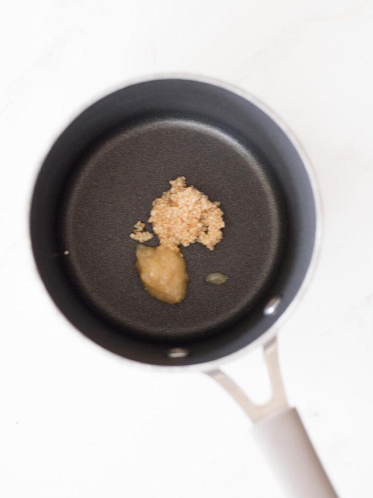 Polpette di pollo caramellate 12 Aglio e zenzero in un pentolino