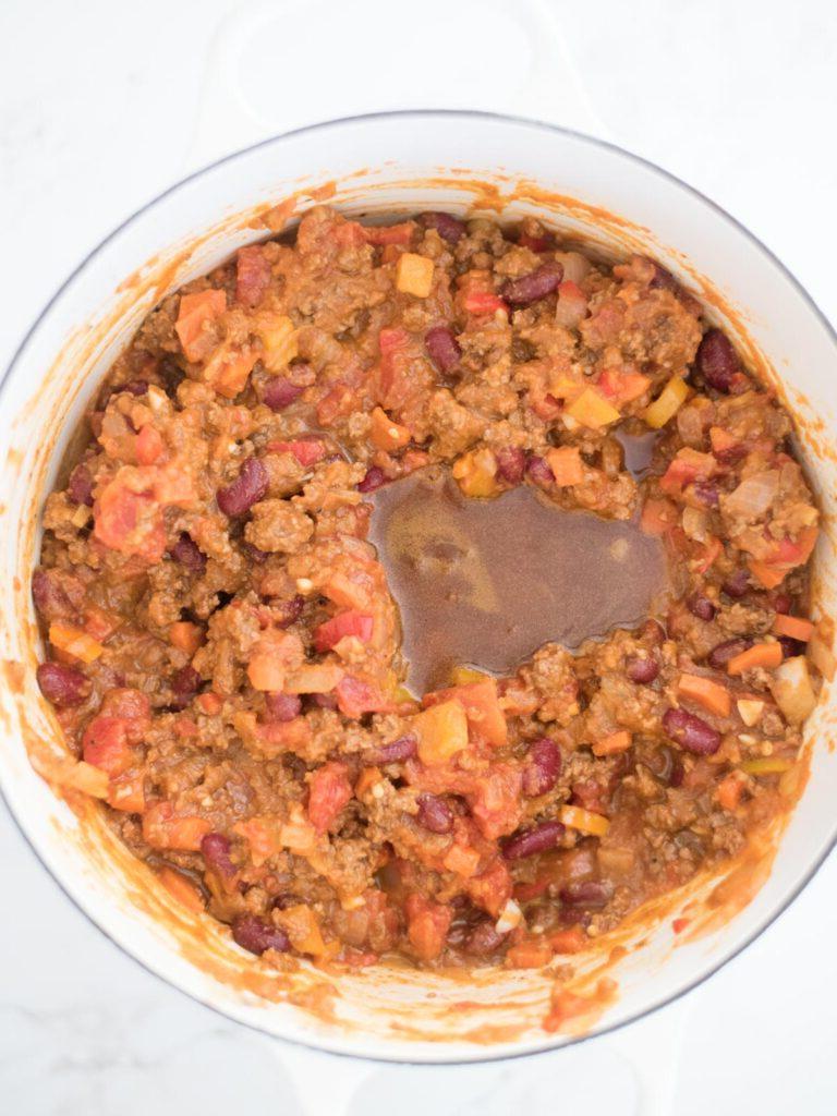 Chili di Carne Macinata e Zucca 12 brodo aggiunto al chili di zucca nella pentola