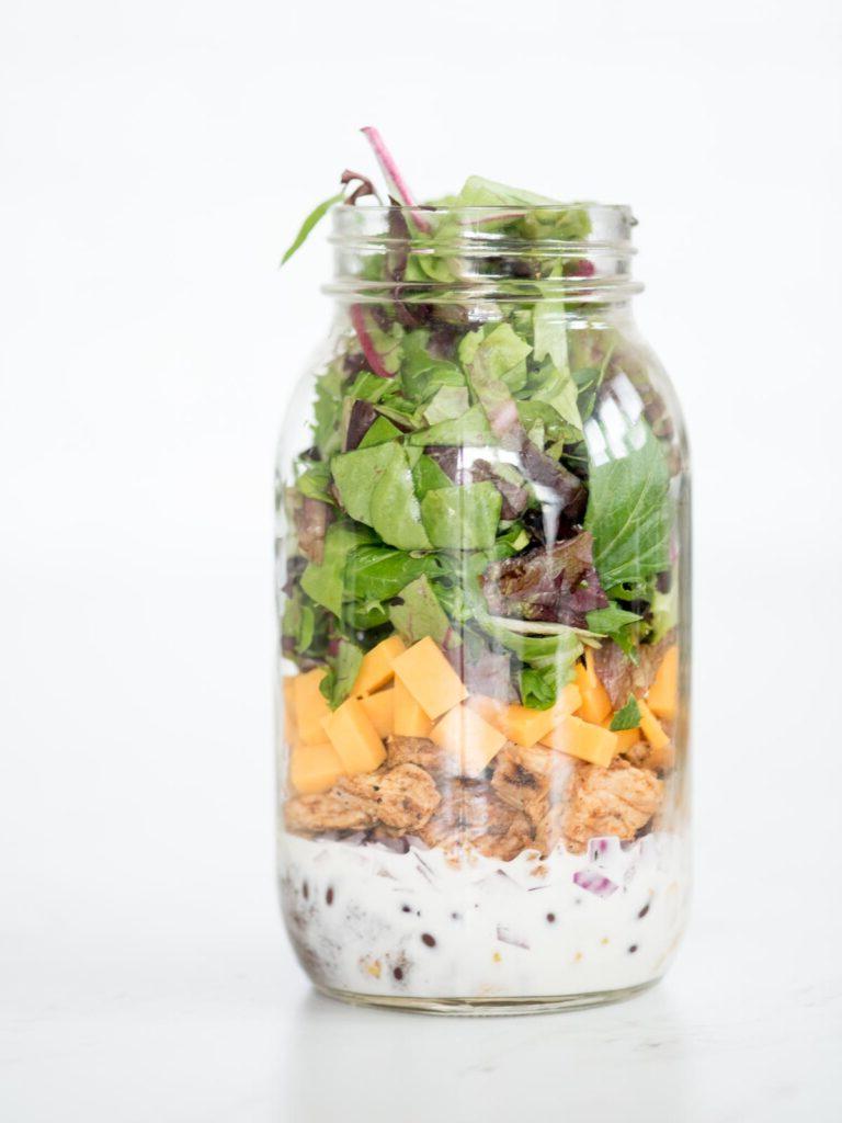 Insalata Mason Jar con pollo BBQ senza coperchio