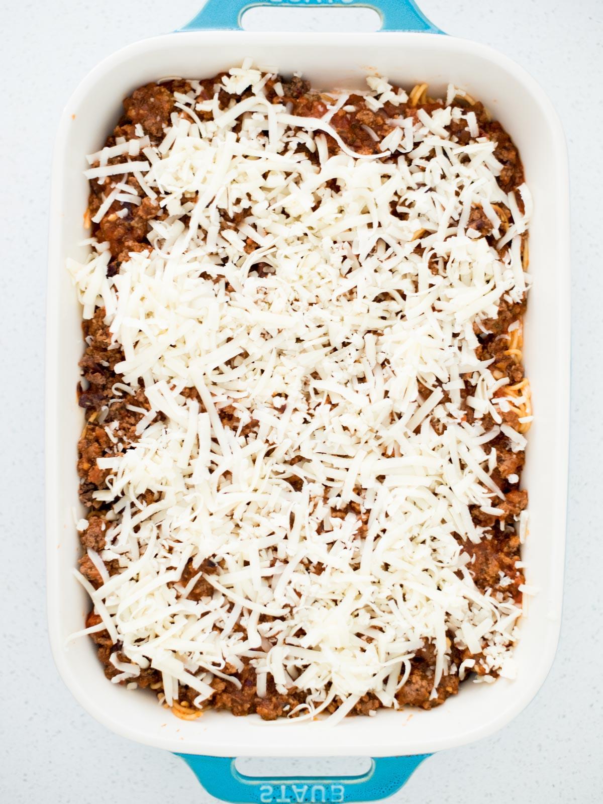 La Migliore Ricetta di Spaghetti al Forno (Facile) 13 Spaghetti al forno nella teglia prima di andare in forno, coperti di mozzarella