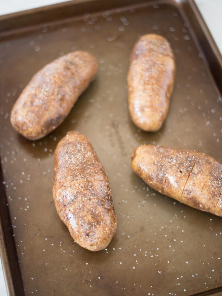 Patate Hasselback all'Aglio 13 sale, pepe e burro su patata hasselback affettata