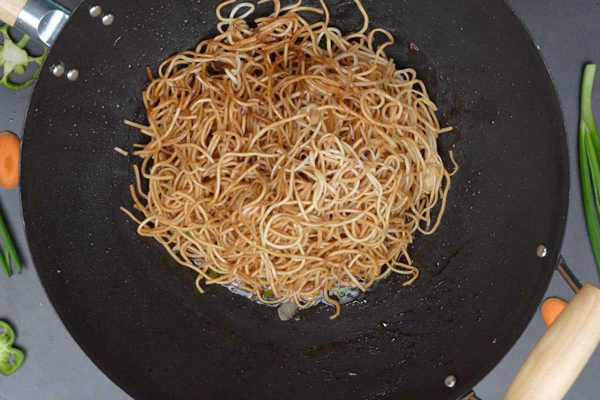 Noodles al Peperoncino e Aglio 13 Noodles aggiunti al wok.