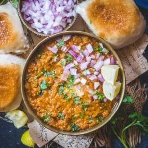 Utilizzate la mia ricetta facile per preparare il Pav Bhaji in stile Mumbai a casa. Ho condiviso alcuni consigli che rendono la mia ricetta proprio come quella venduta nei chioschi di strada.