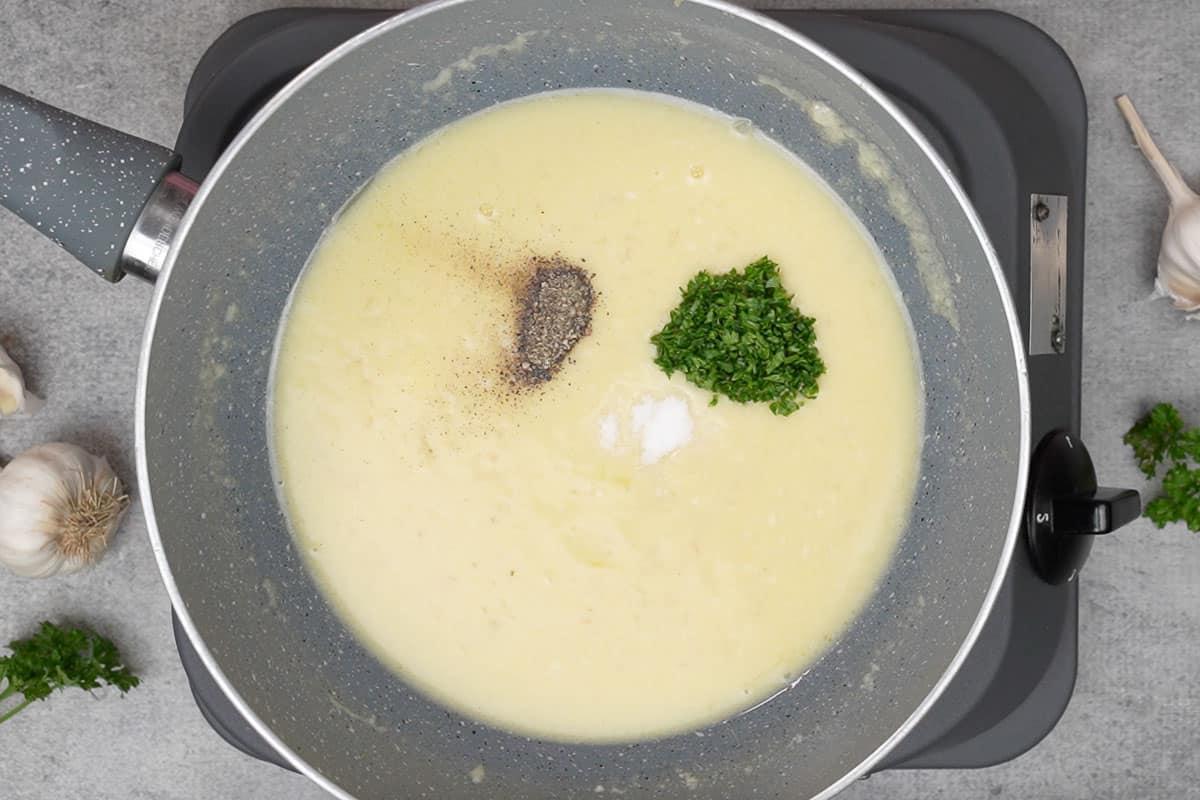 Salsa al Limone, Aglio e Burro 13 Sale, pepe e prezzemolo aggiunti alla padella.