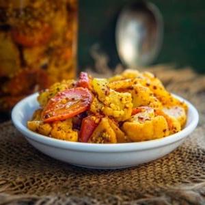 Gajar Gobhi Shalgam Achar è un delizioso sottaceto indiano a base di carote fresche, cavolfiore e rape. Questo speciale sottaceto invernale può essere conservato per 3-4 mesi. Ecco come prepararlo (vegano).