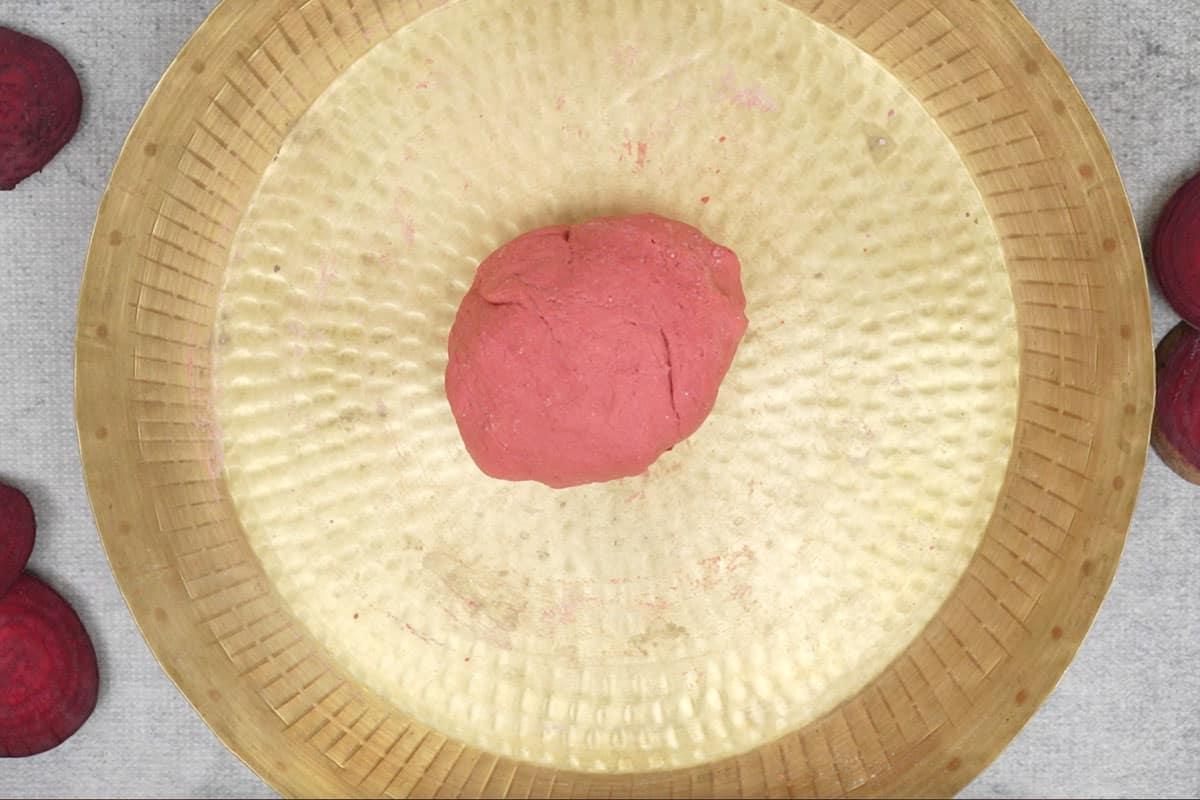 Poori alla Barbabietola 13 Impasto liscio e sodo preparato.