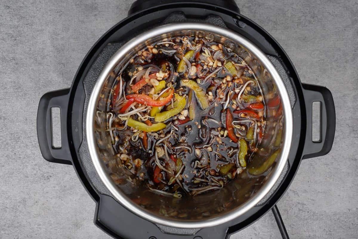 Instant Pot Pad Thai Vegetariano 13 Salsa Pad Thai aggiunta alla pentola.