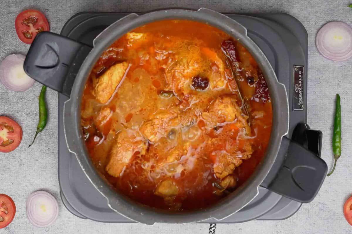 Curry di Pollo Disossato (Stile Indiano Settentrionale) 14 Curry di pollo pronto dopo la cottura a pressione.