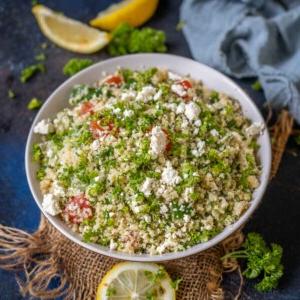 **Insalata di Tabbouleh Tradizionale** 13 L'Insalata Taboulè (Tabbouleh) è un'insalata tradizionale mediterranea (mediorientale) preparata con bulgur, prezzemolo fresco e verdure condite con un dressing vivace al succo di limone. È rinfrescante, leggera e ricca di sapori (vegetariana).