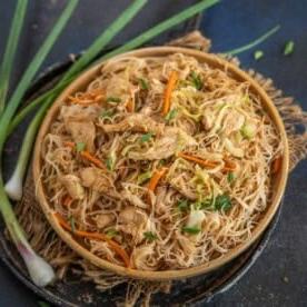 Pollo Mei Fun 13 Gli Spaghetti di Riso con Pollo Mei Fun sono un piatto asiatico stir-fry preparato con noodles di riso, salse, verdure e pollo disossato. Preparali con la mia ricetta facile.