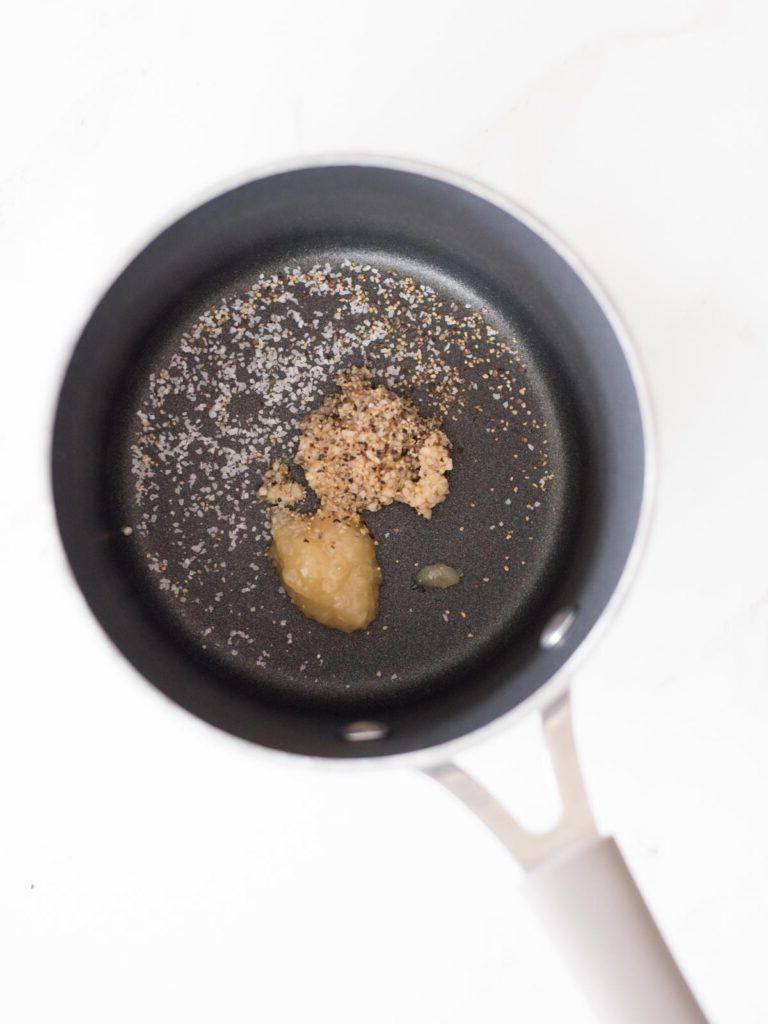 Polpette di pollo caramellate 13 Sale, pepe, aglio e zenzero in un pentolino