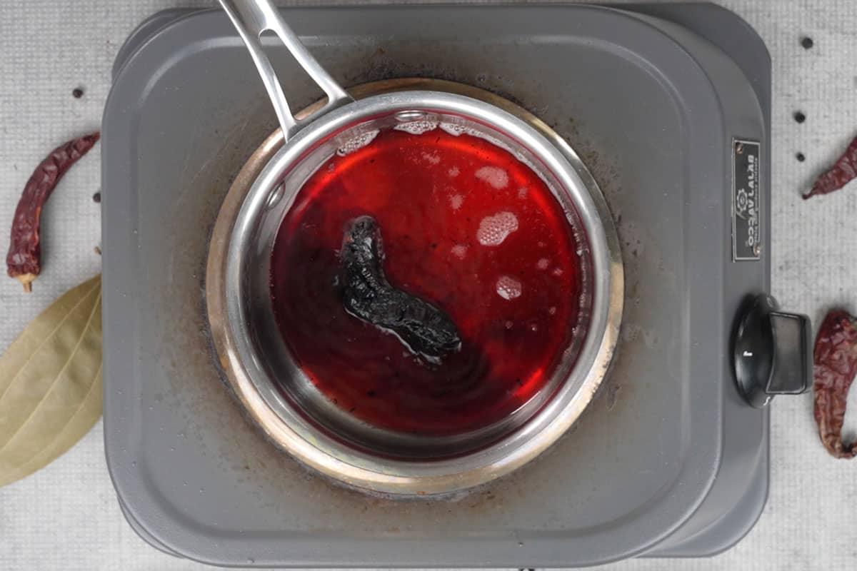 Rogan Josh di Montone 13 Colore del ratan jot infuso nel ghee.