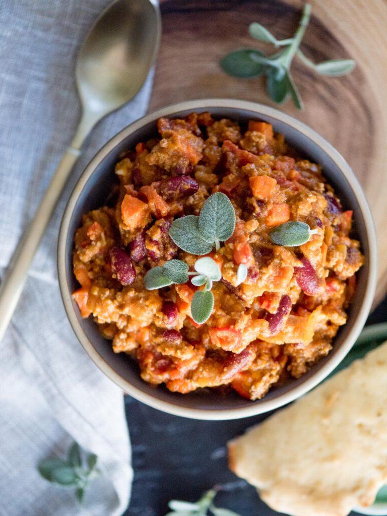 Chili di Carne Macinata e Zucca 13 chili di zucca in una ciotola guarnito con salvia fresca