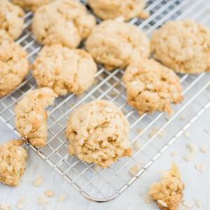 Ricetta Biscotti Avena e Rice Krispies 13 Biscotti di avena con Rice Krispies su una griglia di raffreddamento