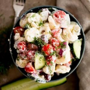 Insalata Fredda di Tortellini alla Greca 13 Insalata di pasta greca in una ciotola guarnita con aneto fresco