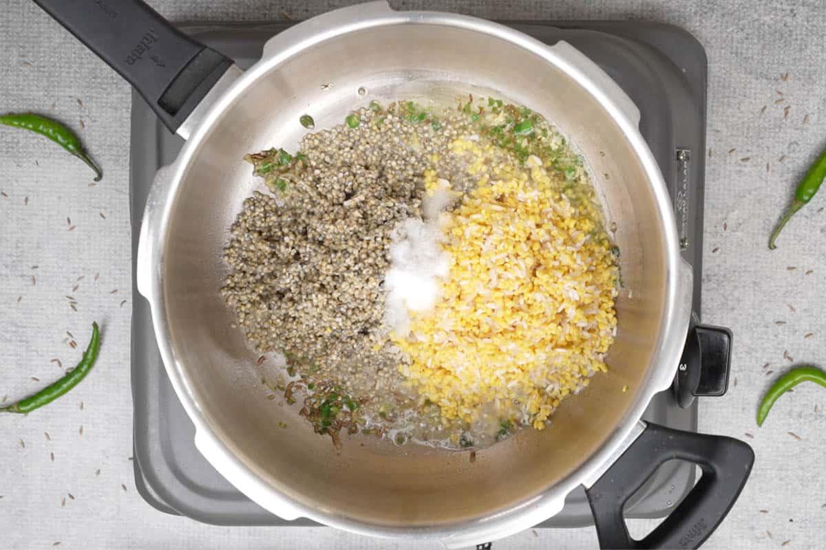 Khichdi di Miglio Perlato 14 Bajra, dal moong, riso e sale aggiunti alla pentola.