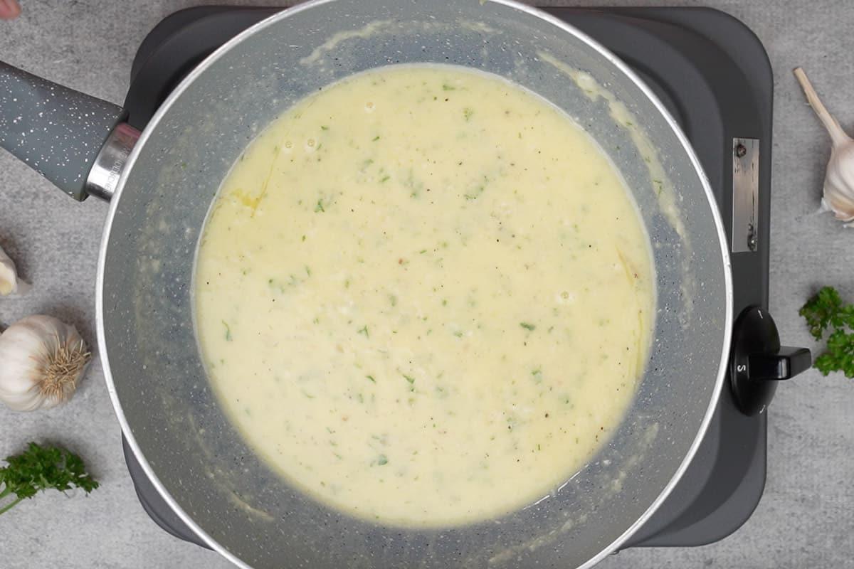 Salsa al Limone, Aglio e Burro 14 Salsa al burro, limone e aglio pronta.